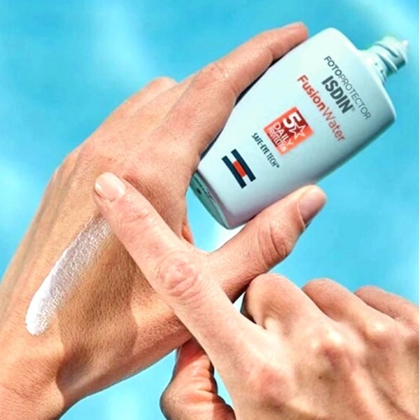 کرم ضد افتاب صورت و دور چشم فیوژن واتر ایزدین SPF50