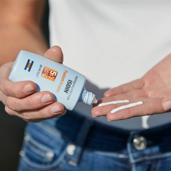 کرم ضد افتاب صورت و دور چشم فیوژن واتر ایزدین SPF50